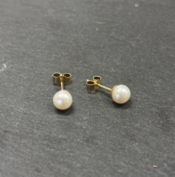 9ct Yellow Gold Studs wih Cultured pearl on slate background